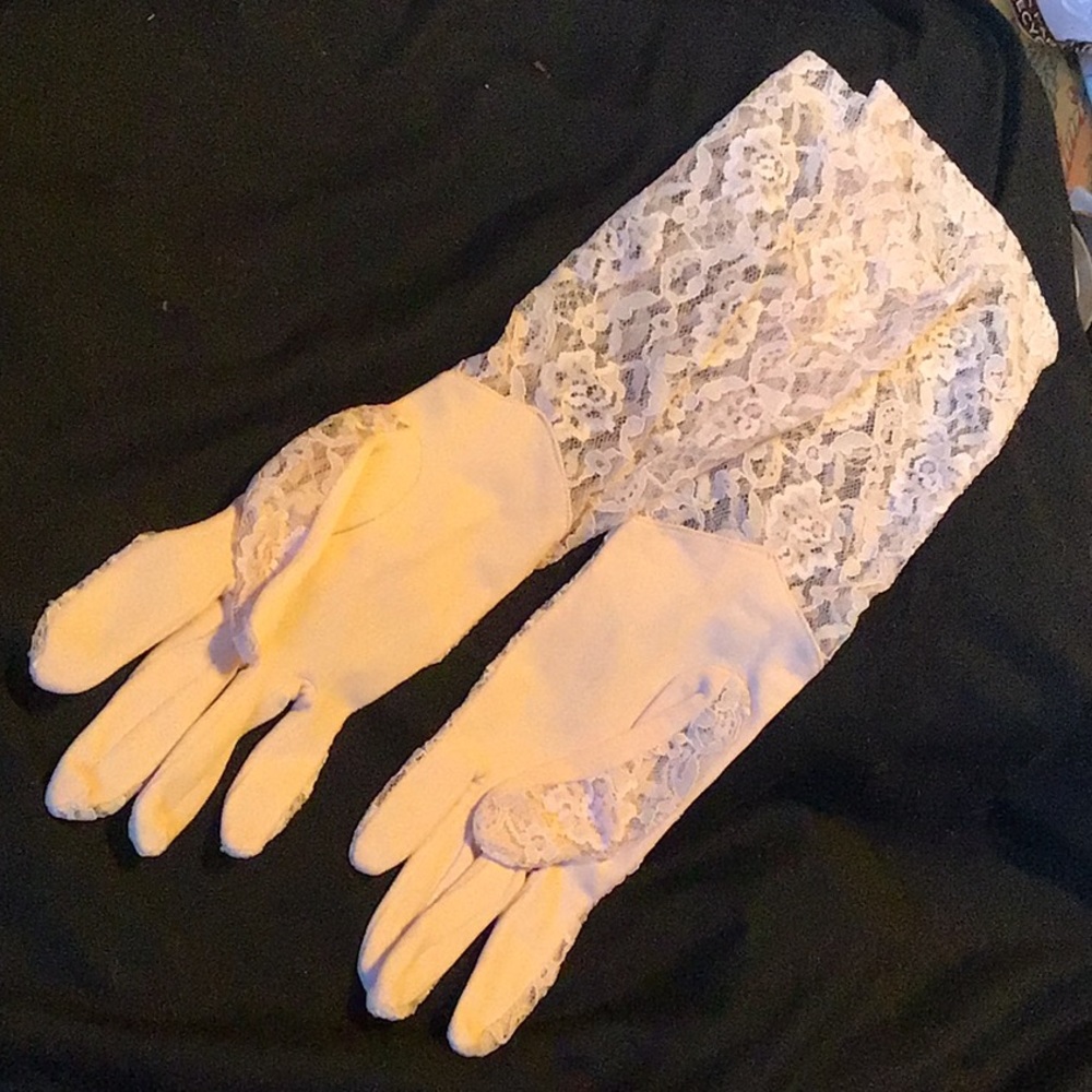 Vintage Lace GlovesCream Gem